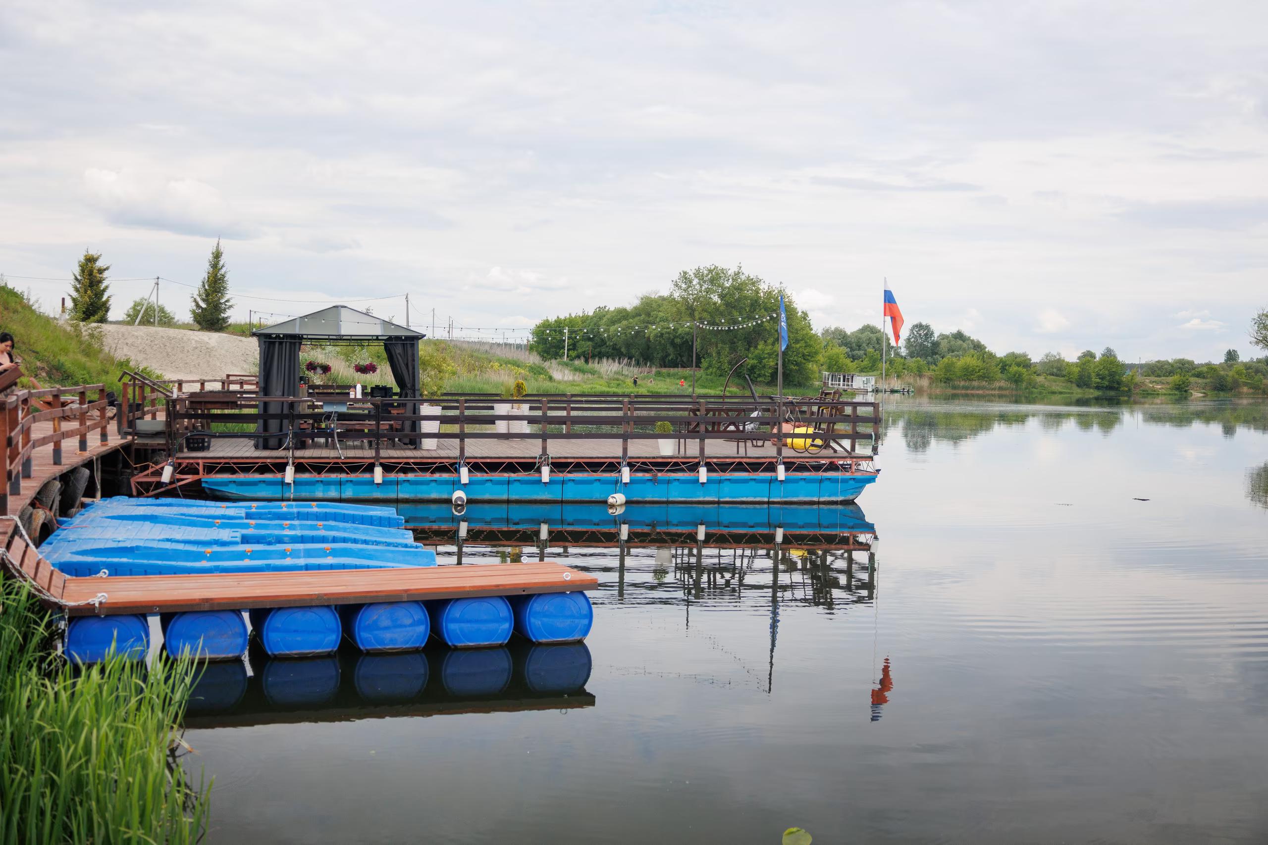 Пляж и пирс рядом с беседкой