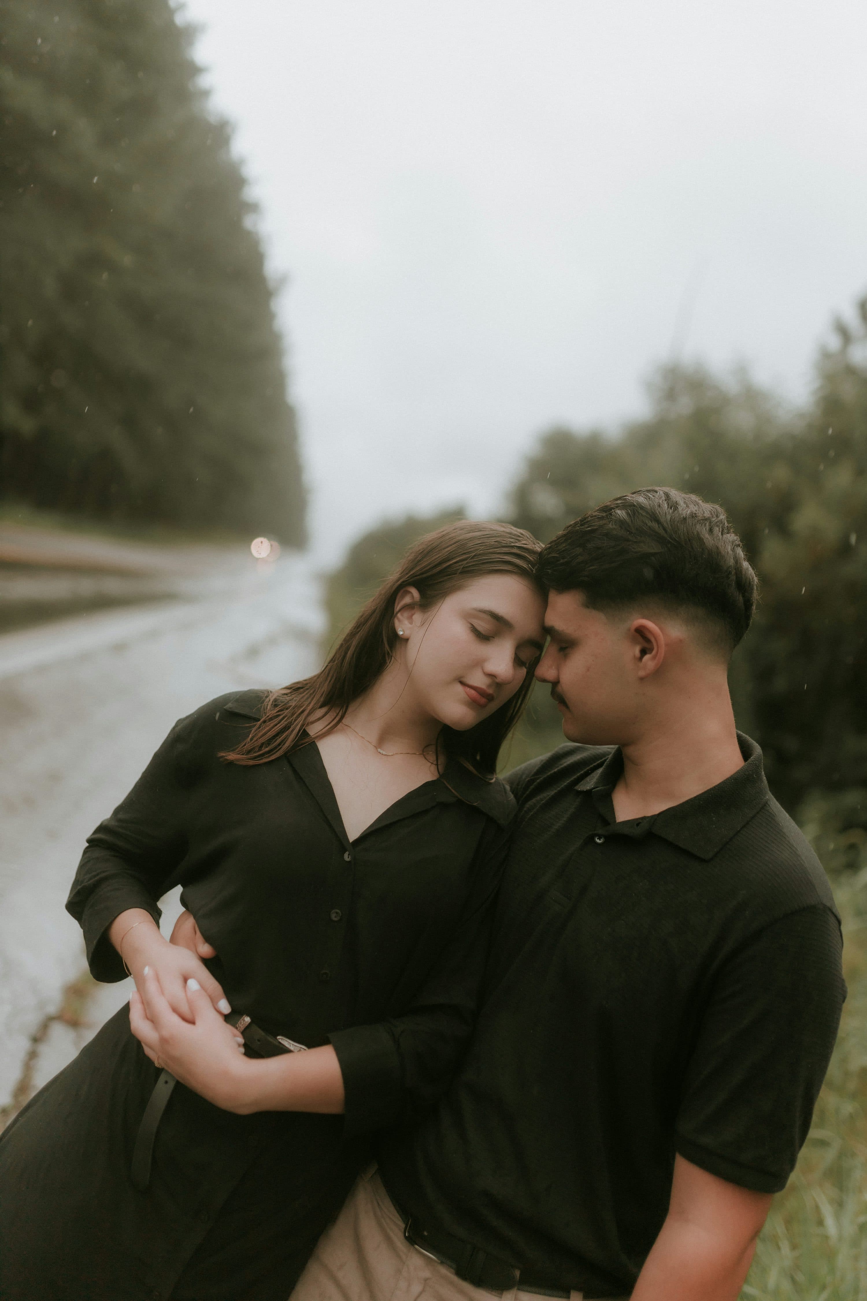 Пара у входа в домик